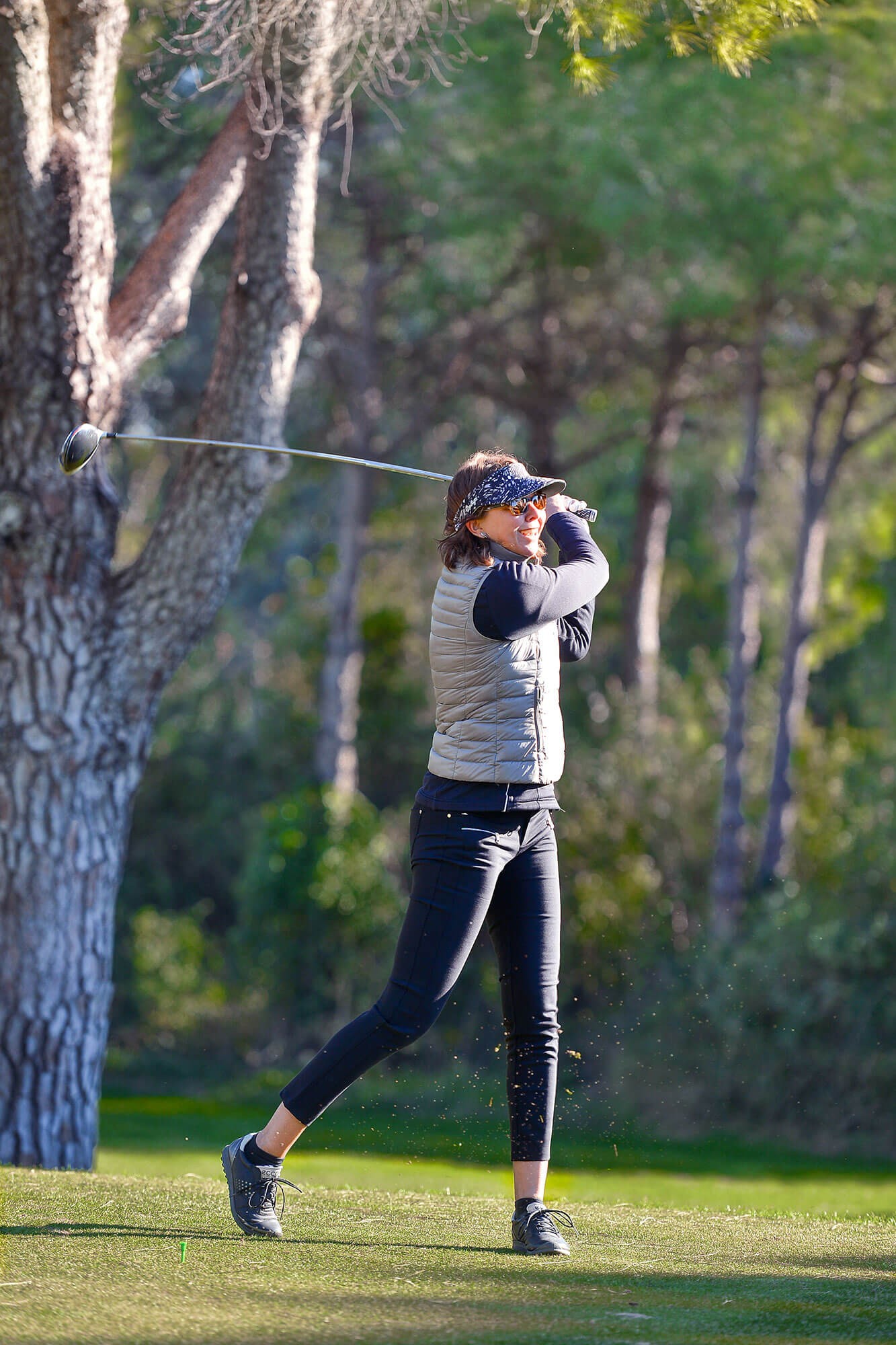 Unsere Vorteile im Golfclub Gelstern Club-Mitglied schlägt einen Golfball im Golfclub Gelstern ab