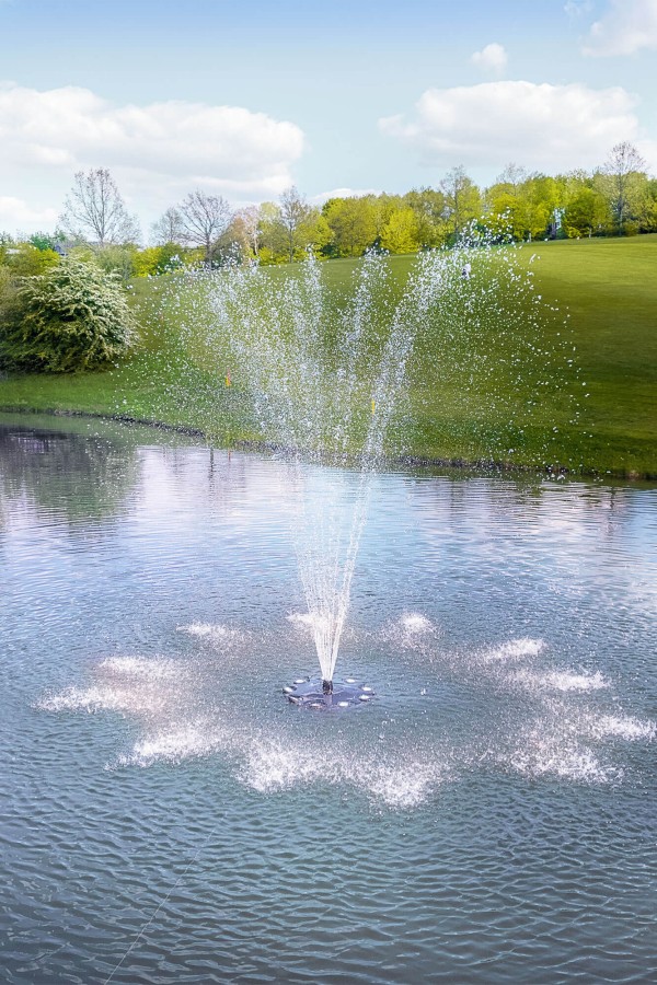 Spielen im Einklang mit der Natur Grosser Springbrunnen auf dem See, des Golfplatzes in Gelstern.