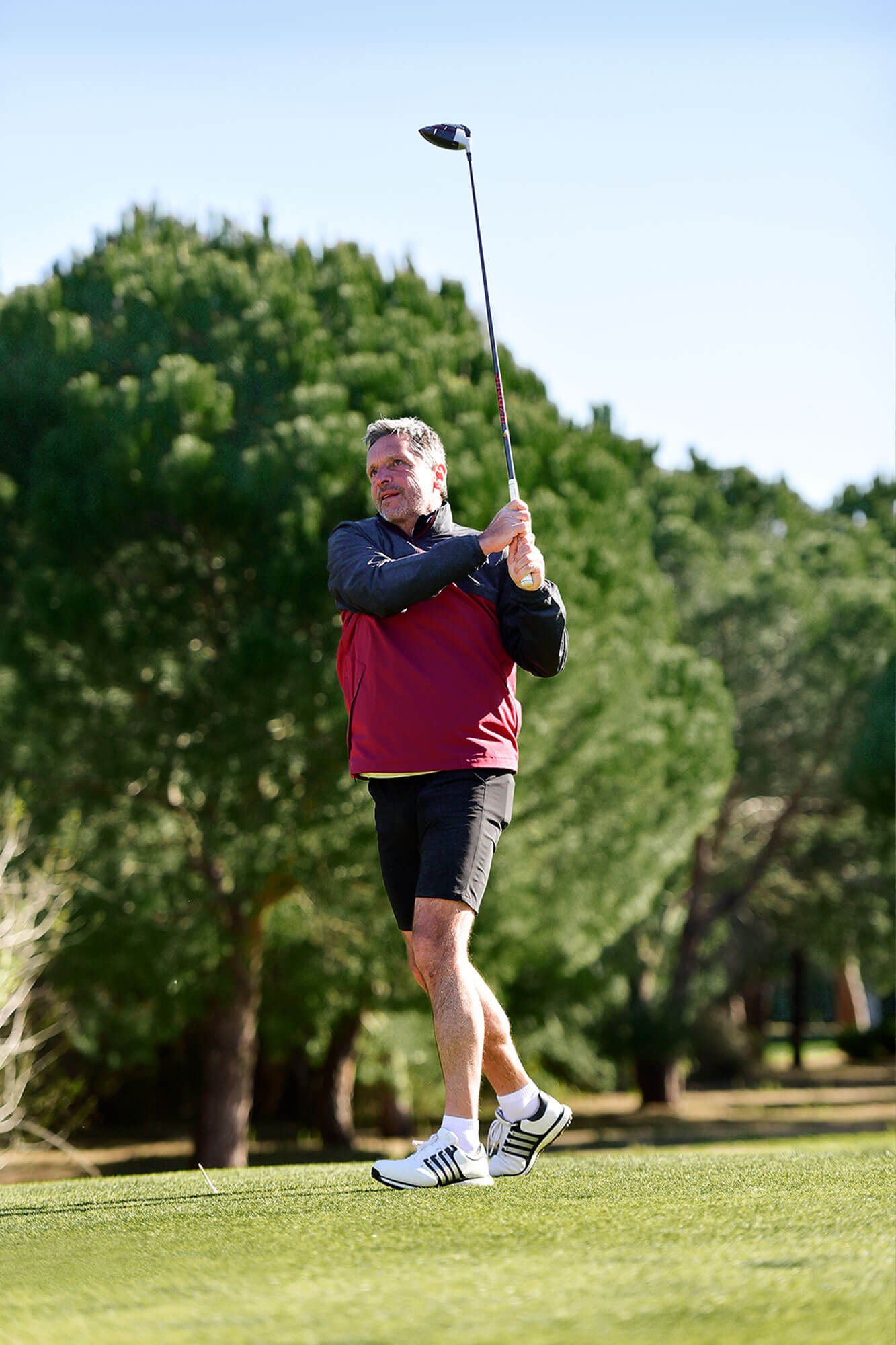 Werde auch zum Golfer Ambitionierter Golfer nach seinem Abschlag im Golfclub Gelstern
