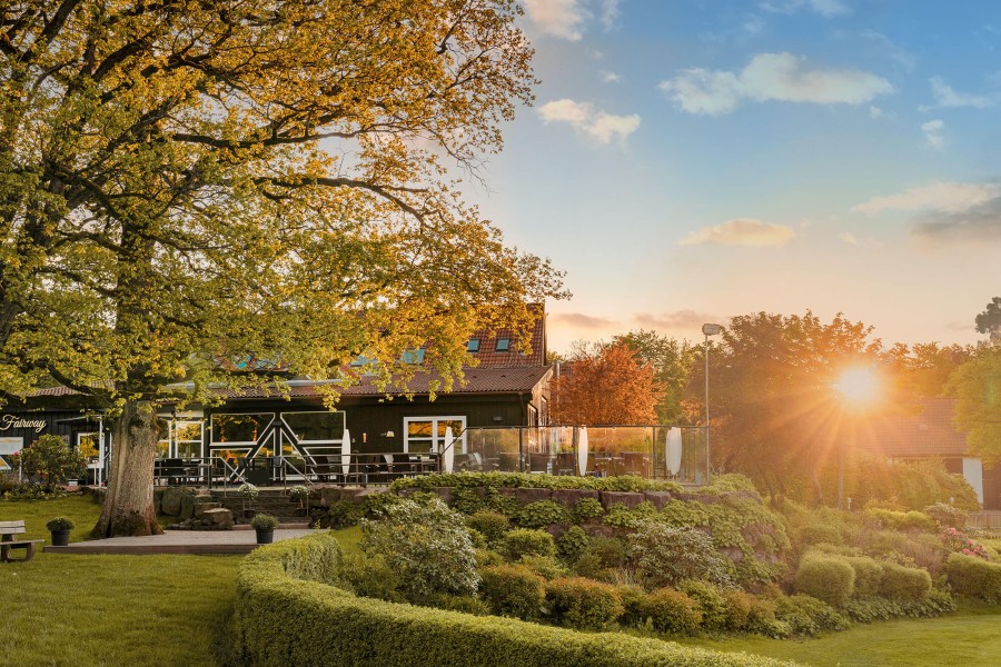 Unser Clubhaus und Restaurant Das Clubhaus mit Innen- und Aussengastronomie, bei einem idyllischen Sonnenuntergang in Gelstern.